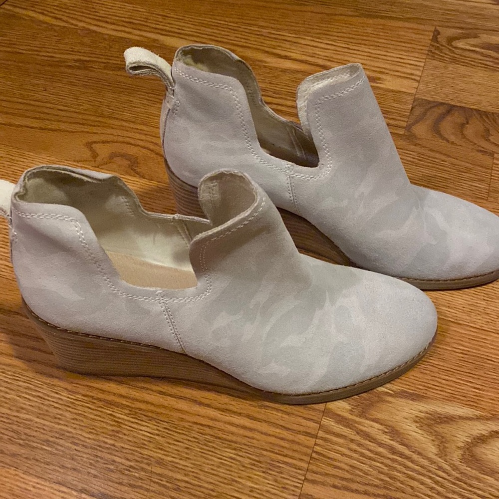 Toms suede wedges